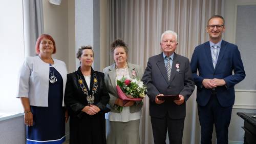 Jubileusze wieloletniego pożycia małżeńskiego.  Jubilaci pozują do zdjęcia z Burmistrzem Pruszcza Gdańskiego Januszem Wróblem oraz Przewodniczącą Rady Miasta.