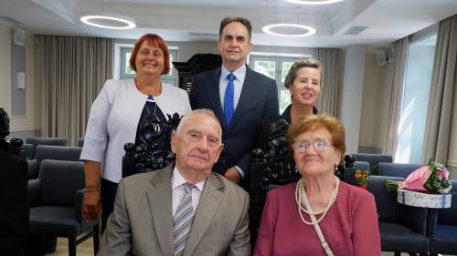 Jubileusze wieloletniego pożycia małżeńskiego.  Jubilaci pozują do zdjęcia z Burmistrzem Pruszcza Gdańskiego Januszem Wróblem oraz Przewodniczącą Rady Miasta.