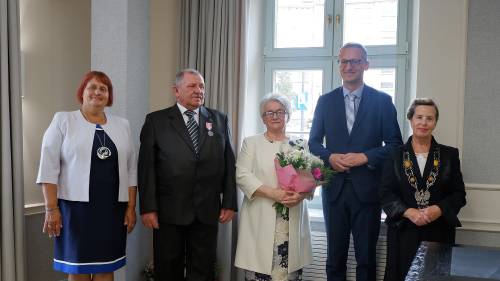 Jubileusze wieloletniego pożycia małżeńskiego.  Jubilaci pozują do zdjęcia z Burmistrzem Pruszcza Gdańskiego Januszem Wróblem oraz Przewodniczącą Rady Miasta.