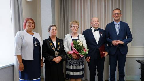 Jubileusze wieloletniego pożycia małżeńskiego.  Jubilaci pozują do zdjęcia z Burmistrzem Pruszcza Gdańskiego Januszem Wróblem oraz Przewodniczącą Rady Miasta.