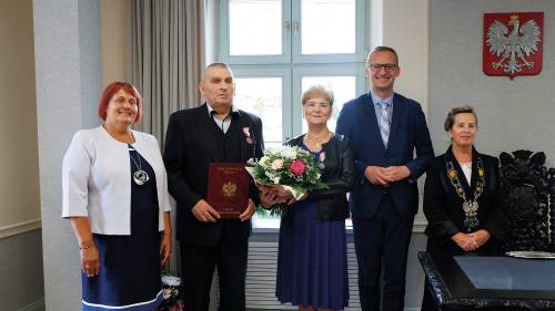Jubileusze wieloletniego pożycia małżeńskiego.  Jubilaci pozują do zdjęcia z Burmistrzem Pruszcza Gdańskiego Januszem Wróblem oraz Przewodniczącą Rady Miasta.