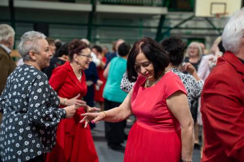 Seniorzy uczestniczący w balu podczas zabawy.