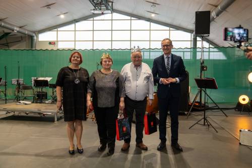 Seniorzy uczestniczący w balu podczas zabawy.