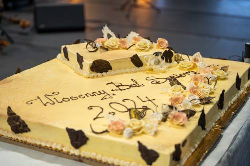 Seniorzy uczestniczący w balu podczas zabawy.