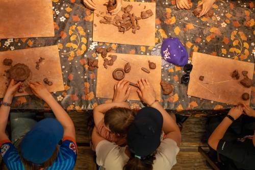 Goście lepiący z gliny. Widok z góry.