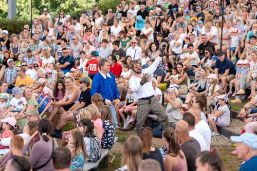 Aktor w stroju wilka wśród publiczności.