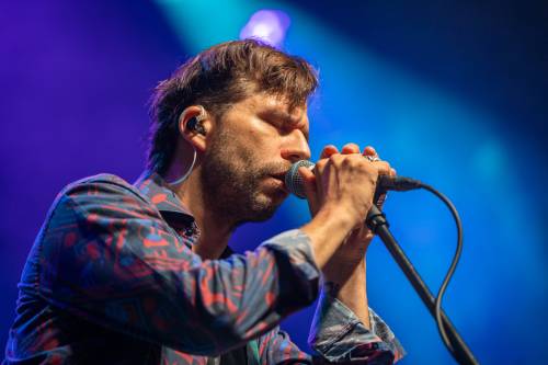 Artysta na scenie podczas koncertu Limbowski & Rev.Ray. Zbliżenie.