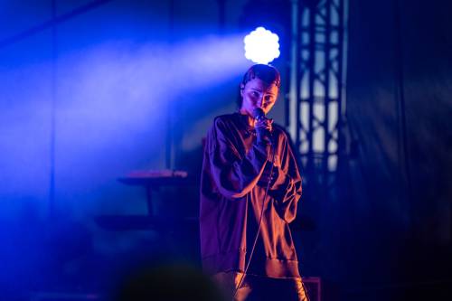 Zbliżenie na wokalistkę. Widok z boku.