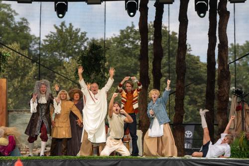 Aktorzy w kostiumach na scenie.