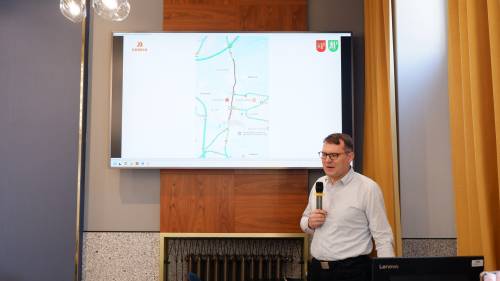 Prezentacja założeń ograniczenia tranzytu na drodze krajowej nr 91 – przedstawiciel GDDKiA omawia mapę planowanego odcinka zakazu ruchu ciężarówek w Pruszczu Gdańskim