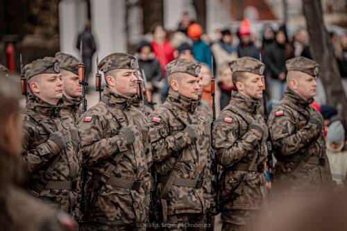 Żołnierze w dwuszeregu.