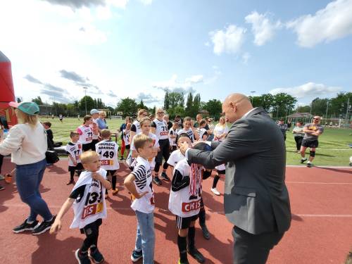 Dzieci podczas wręczenia medali po biegu