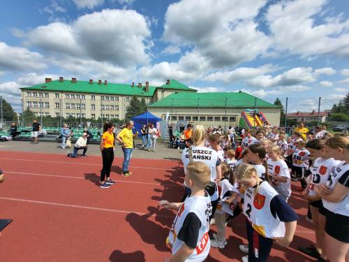 Dzieci przed biegiem w Dniu Dziecka