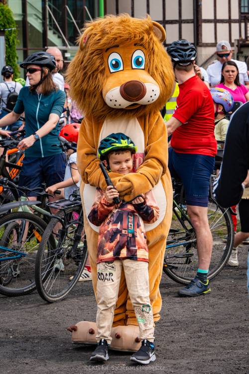 Chłopiec z maskotką Pruszcza, czyli Pruszkiem