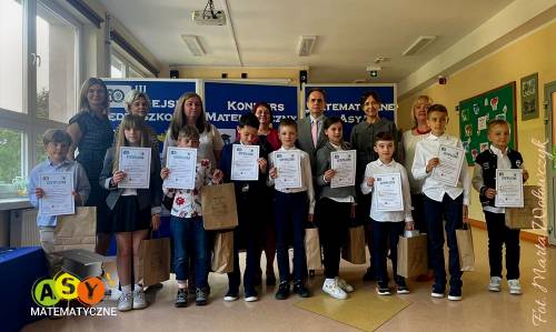 Laureaci konkursu pozują do wspólnego zdjęcia.