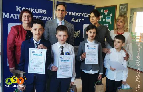 Laureaci konkursu pozują do wspólnego zdjęcia.