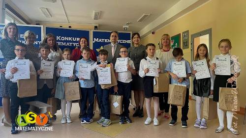 Laureaci konkursu pozują do wspólnego zdjęcia.