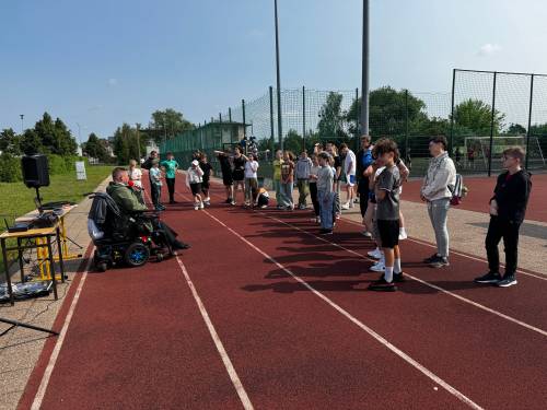 Uczestnicy gry terenowej Środowisko ponad wszystko na boisku SP nr 4.