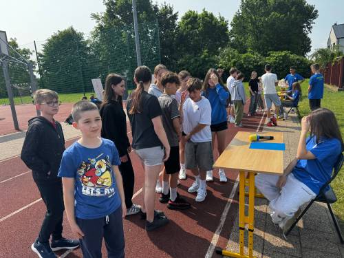 Uczestnicy gry terenowej Środowisko ponad wszystko na boisku SP nr 4.