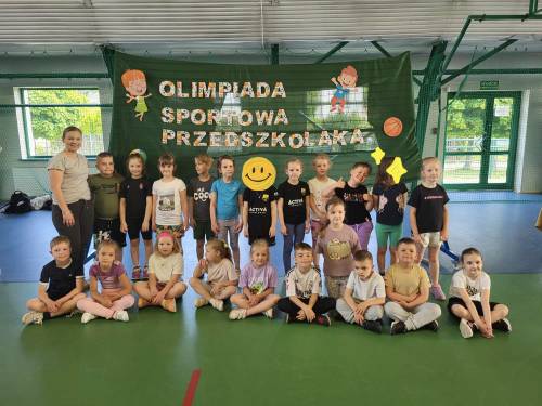 Grupa przedszkolna wraz z opiekunami.