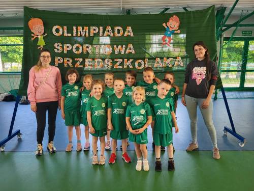 Grupa przedszkolna wraz z opiekunami.