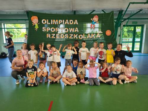 Grupa przedszkolna wraz z opiekunami.