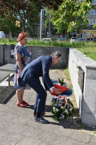 Kwiaty składają: Przewodnicząca Rady Miasta Pruszcza Gdańskiego Małgorzata Czarnecka-Szafrańska, Zastępca Burmistrza ds. Społecznych Jerzy Kulka.