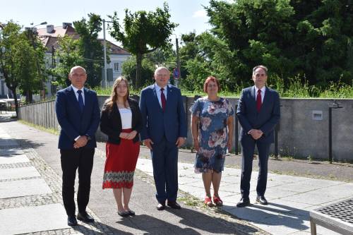 Zdjęcie delegatów: Przewodnicząca Rady Miasta Pruszcza Gdańskiego Małgorzata Czarnecka-Szafrańska, Zastępca Burmistrza ds. Społecznych Jerzy Kulka, Starosta Gdański Jarosław Karnath, Wicestarosta Weronika Wróbel, Przewodniczący Rady Powiatu Piotr Ołowski