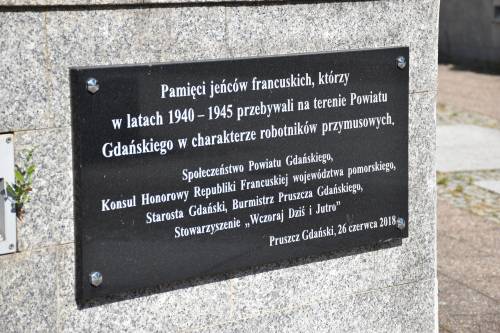 Tablica upamiętniająca francuskich jeńców wojennych, którzy w latach 1940–1945 przebywali na terenie Powiatu Gdańskiego jako robotnicy przymusowi.
