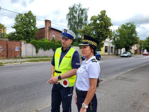 Uczestnicy podczas akcji. Mundurowi zatrzymują pojazd.
