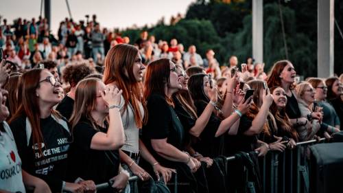 Na pierwszym planie licznie zgromadzone pod sceną fanki Oskara Cymsa