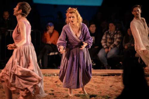 Spektakl Awantura w Chioggi, aktorzy na piaszczystej scenie