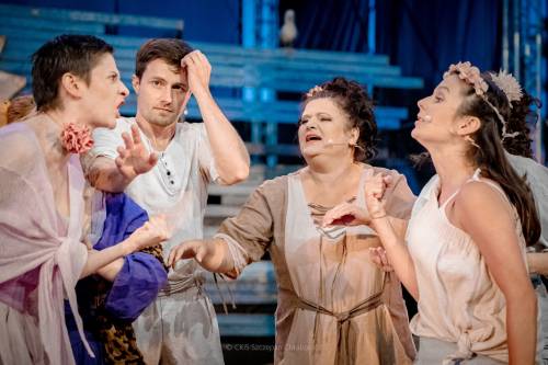 Spektakl Awantura w Chioggi, na scenie aktorzy odgrywający awanturę