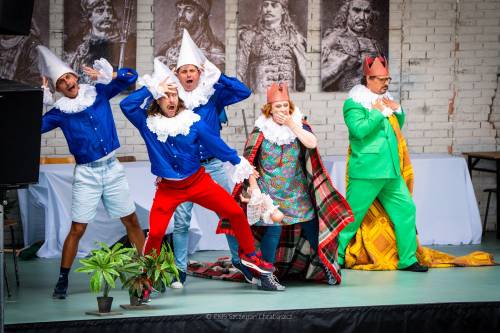 Przedstawienie dla dzieci Zaczarowana królewna, na scenie aktorzy w barwnych strojach