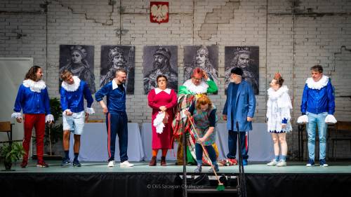 Przedstawienie dla dzieci Zaczarowana królewna, na scenie aktorzy, w tle, na ścianie portrety polskich władców