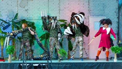 Przedstawienie dla dzieci Zaczarowana królewna, na scenie aktorzy przebrani między innymi za groźne zwierzęta