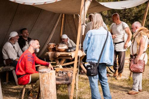 Rekonstruktorzy z Wioski Gotów w Masłomęczu prezentują dawne zwyczaje