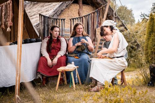 Kobiety prezentują tradycyjne tkactwo