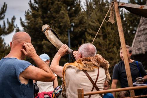 Rekonstruktorzy z Wioski Gotów w Masłomęczu prezentują dawne zwyczaje, między innymi grę na rogu