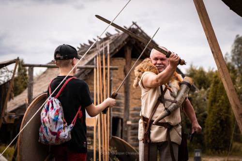 Prezentacja broni - repliki uzbrojenia, na zdjęciu i chłopiec i rekonstruktor z Masłomęcza