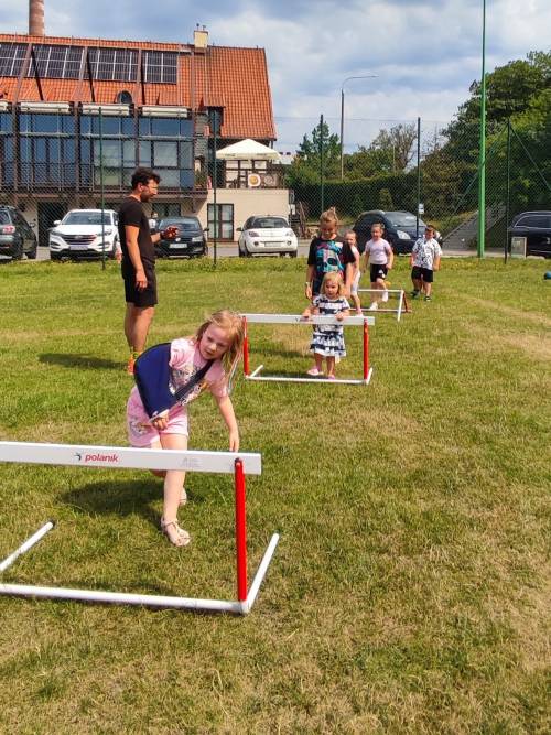 Zabawy ruchowe dzieci na świeżym powietrzu