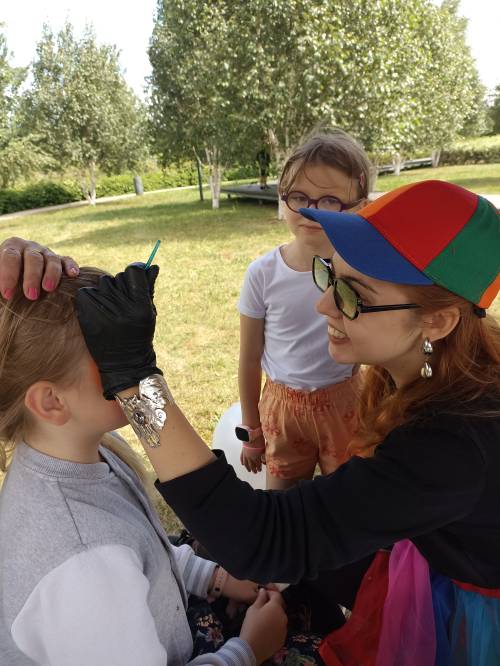 Animatorka  maluje buzię dziewczynce