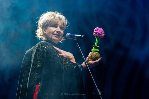 Wokalistka zespołu Czerwony Tulipan na scenie