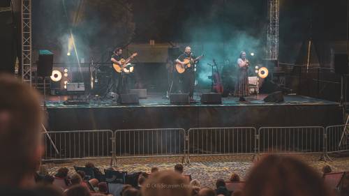 Na scenie zespół Dom o Zielonych Progach