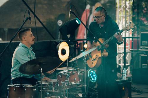 Na scenie dwóch muzyków zespołu Dom o Zielonych Progach