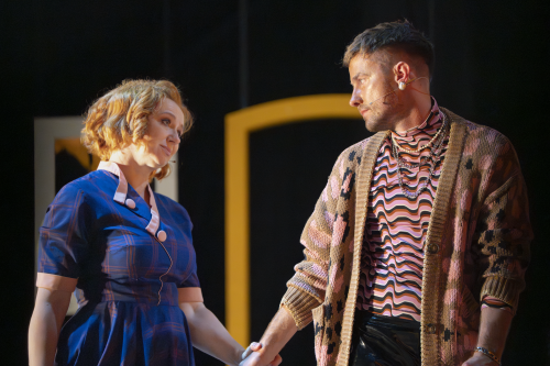 Przedstawienie teatralne Kim jest pan Schmitt? Na scenie aktorka i aktor Teatru Wybrzeże