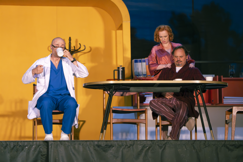 Przedstawienie teatralne Kim jest pan Schmitt? Na scenie dwaj aktorzy i aktorka Teatru Wybrzeże