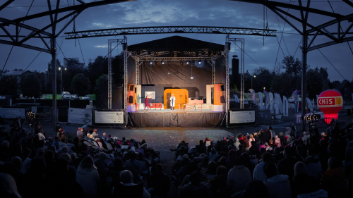 Przedstawienie teatralne Kim jest pan Schmitt? Na zdjęciu scena i zgromadzona publiczność