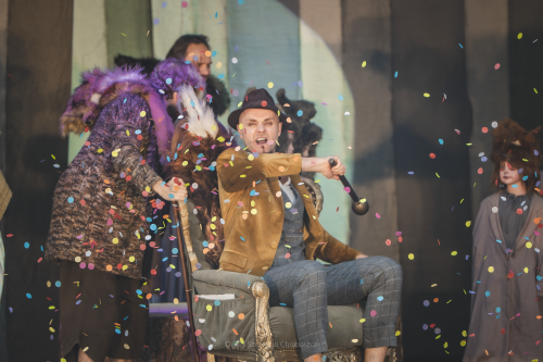 Spektakl dla dzieci pt. Szelmostwa Lisa Witalisa. Na zdjęciu dwóch aktorów, widać też konfetti