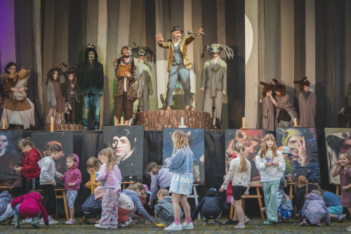 Spektakl dla dzieci pt. Szelmostwa Lisa Witalisa. Na zdjęciu aktorzy na scenie, niżej pod sceną dzieci